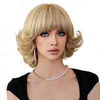 Leuke blonde seventies pruik met speelse krullen onderaan