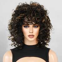 Zwarte krullen pruik met caramel highlights tot schouderlengte