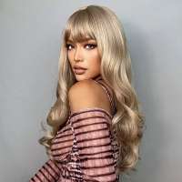 Pruik lang blond krullend haar met pony model 229