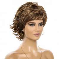 Pruik bruin kort modern pittig kapsel in laagjes met highlights