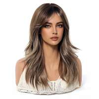 Pruik met speels kapsel in laagjes en met pony model Alicia