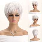 Trendy pruik kort haar in laagjes wit grijs
