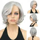 Pruik zilvergrijs steil haar bob model zonder pony met lichte slag