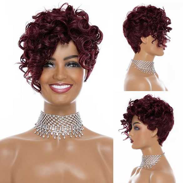 Punk wijnrood kapsel met opgeschoren look en kuif met krullen