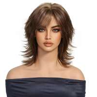 Vlotte pruik kort haar met plukjes in lichtbruinmix