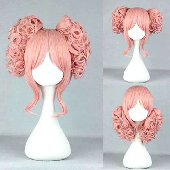 Korte manga pruik met 2 krulstaarten op klem pastel blond roze
