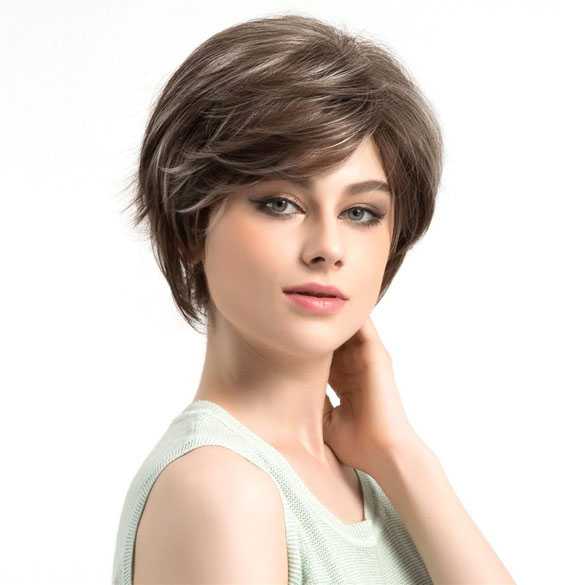 Pruik kort bruin haar in laagjes met highlights model Pax