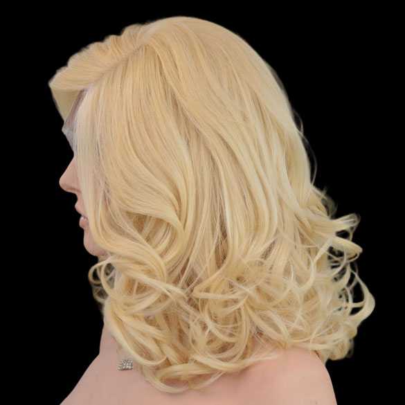 Luxe lace front pruik model Reagan Cali Blonde