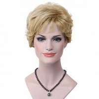Moderne pruik kort krullend haar goudblond 24B