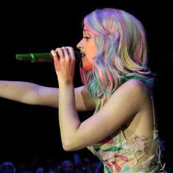 Katy Perry carnaval pruik schouderlang in pastel kleuren